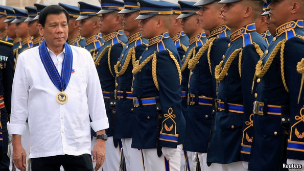 Tổng thống Rodrigo Duterte đang khuấy nhiễu thế cờ tại Biển Đông - báo Pháp bình luận.
