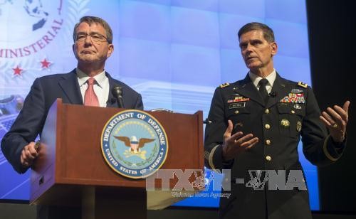 Bộ trưởng Quốc phòng Mỹ Ashton Carter (trái) trong cuộc họp báo tại cuộc họp các Bộ trưởng Quốc phòng về chiến dịch trên bộ của liên quân chống IS, tại căn cứ quân sự ở Maryland ngày 20/7. Ảnh: AFP/TTXVN.