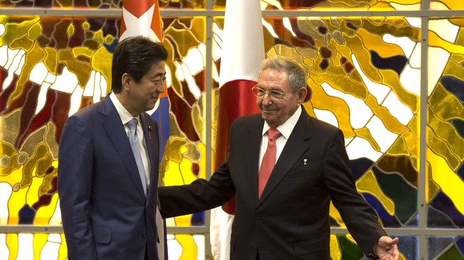 Thủ tướng Nhật Bản Shinzo Abe và Chủ tịch Cuba Raul Castro. 