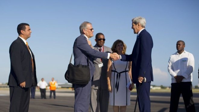 Ông Jeffrey DeLaurentis chào đón Ngoại trưởng Mỹ John Kerry đến Havana tháng 8/2015 (Nguồn: AP).