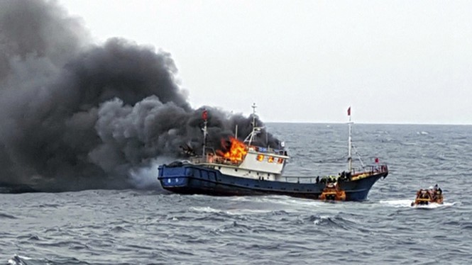 Tàu cá Trung Quốc cháy sau khi cảnh sát biển Hàn Quốc xông lên kiểm tra chiều 29.9.2016 trên vùng biển gần đảo Hong (Hàn Quốc).