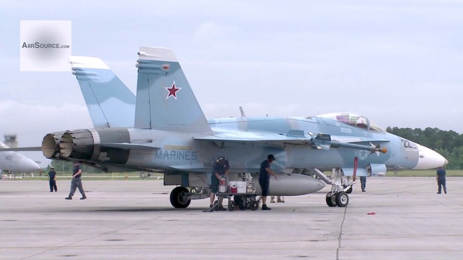 Chiến cơ F/ A-18 Mỹ sơn màu sơn giống máy bay Su-34 Nga.