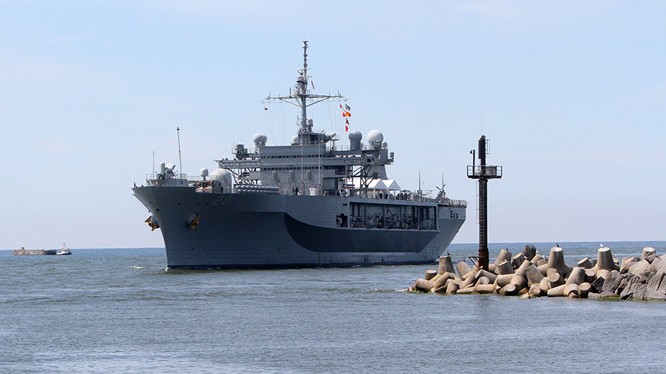 Tàu Hải quân Nga theo dõi kỳ hạm Hạm đội 6 Mỹ ở Biển Đen.