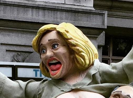 Đường phố ở New York lộn xộn vì bức tượng bà Clinton bán khỏa thân