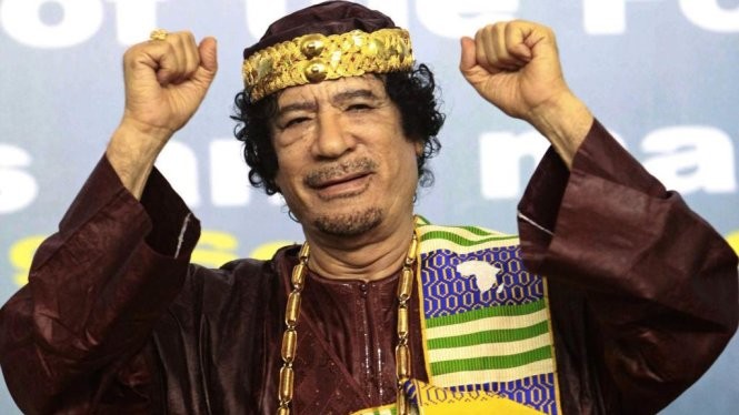 Đại tá Muammar Gaddafi có sở thích đội vương miện bằng vàng ròng - Ảnh: AFP.