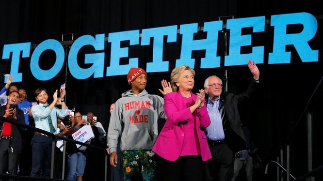 Thượng nghị sỹ Bernie Sanders và bà Hillary Clinton song hành trong các buổi vận động cuối cùng.