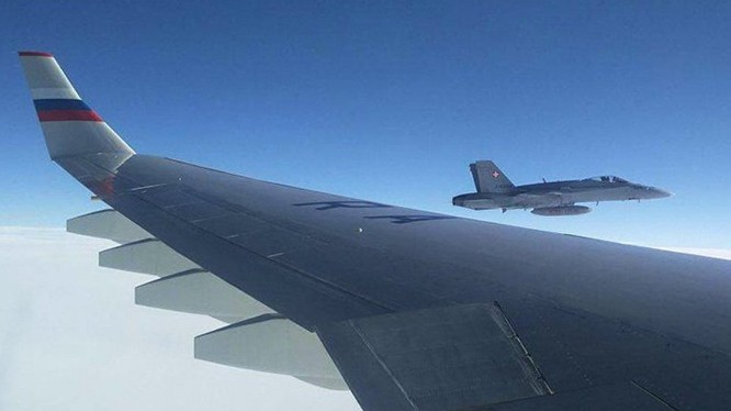 Máy bay chiến đấu F/A-18 đã bay gần máy bay Nga trong 7bphút trên không phận Thụy Sĩ.
