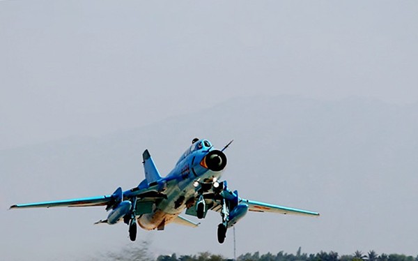 Máy bay Su-22M4 của Trung đoàn 937 cất cánh thực hiện chuyến bay trinh sát khí tượng.