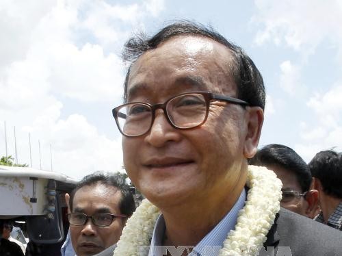 Ông Sam Rainsy tại sân bay Quốc tế Phnom Penh ở Phnom Penh ngày 16/8/2015. Ảnh: AP/TTXVN