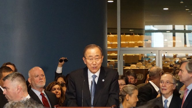 Ông Ban Ki-moon chào từ biệt nhân viên Liên hợp quốc.