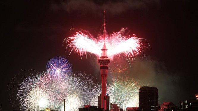  Pháo hoa đón chào năm mới 2017 ở bắn từ tháp Sky Tower ở New Zealand