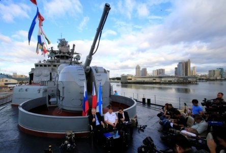 Tàu khu trục chống ngầm "Đô đốc Tributs" Nga thăm Philippines