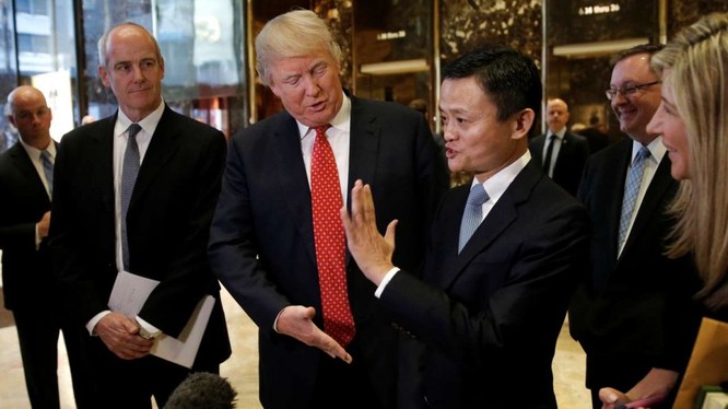 Ông Donald Trump gặp gỡ, bắt tay tỷ phú Trung Quốc.