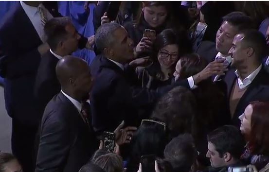 Tổng thống Obama đi bắt tay từng người 