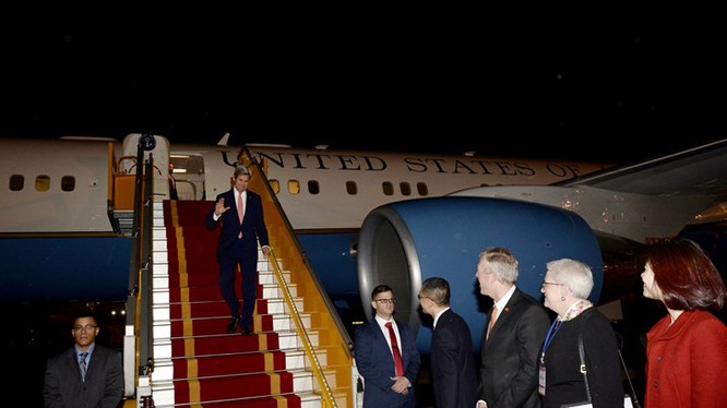 Đêm 12/1, Ngoại trưởng Mỹ John Kerry đã đặt chân đến sân bay Nội Bài, bắt đầu chuyến thăm chính thức Việt Nam. Đây là chuyến thăm Việt Nam lần thứ 3 và cũng là cuối cùng của ông Kerry trên cương vị Ngoại trưởng Mỹ. Ảnh: Facebook Đại sứ Ted Osius