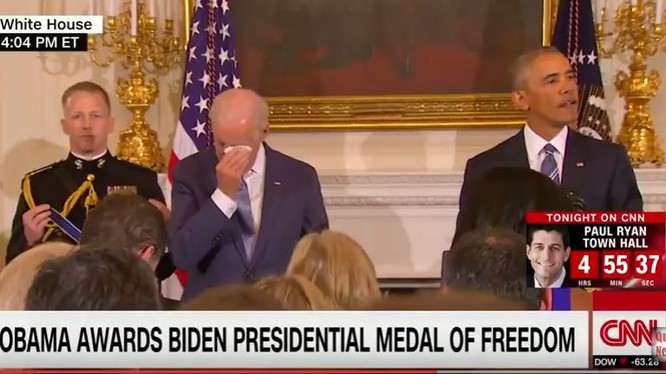 Phó tổng thống Joe Biden bật khóc