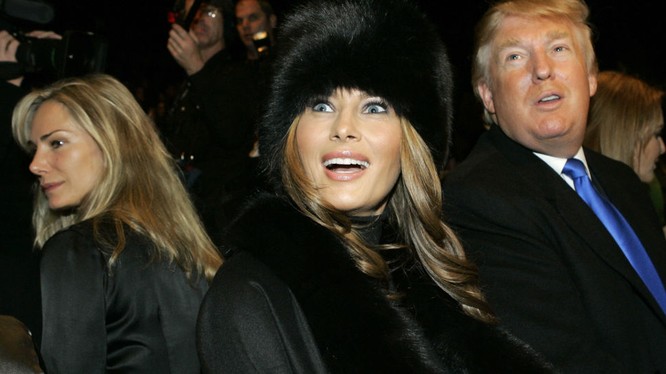 Nữ ca sĩ Nga tặng áo lông thú cho phu nhân tổng thống Mỹ Melania Trump