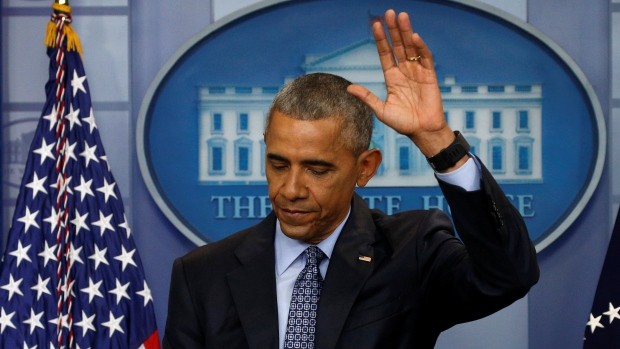 Ông Obama vãy tay chào trong cuộc họp báo lần cuối cùng trước khi rời Nhà Trắng