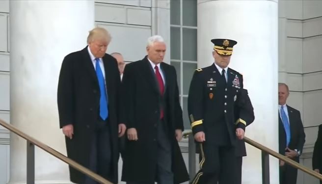 Ông Donald Trump và ông Mike Pence đến đặt vòng hoa tại Nghĩa trang Quốc gia Arlington
