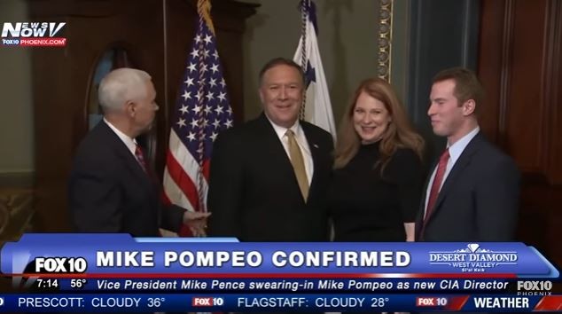 Ông Mike Pompeo lúc chuẩn bị tuyên thệ, nhậm chức Giám đốc CIA
