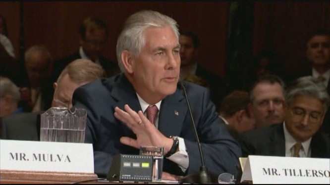 Ông Tillerson ngồi nghe quyết định của ủy ban Thượng viện Mỹ xác nhận làm Ngoại trưởng Mỹ