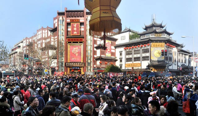 Người dân Trung Quốc vui chơi đón tết ở Thượng Hải.