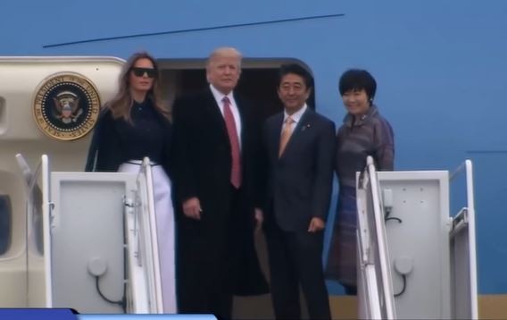 Thủ tướng Nhật Bản Abe đi chuyên cơ của Tổng thống Trump đến Lorida.