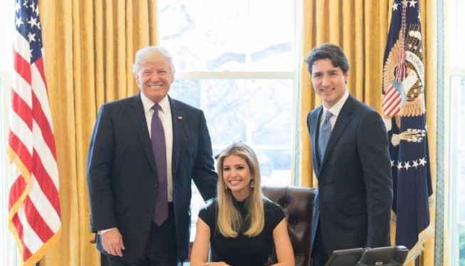 Ivanka ngồi trên chiếc ghế dành tổng thống trong phòng Bầu dục, bên cạnh là ông Trump và Thủ tướng Canada Justin Trudeau. Ảnh: TWITTER