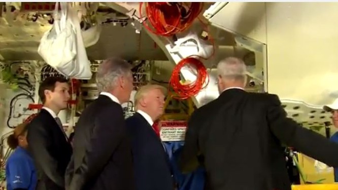 Ông Trump đến thăm nhà máy sản xuất máy bay của Boeing