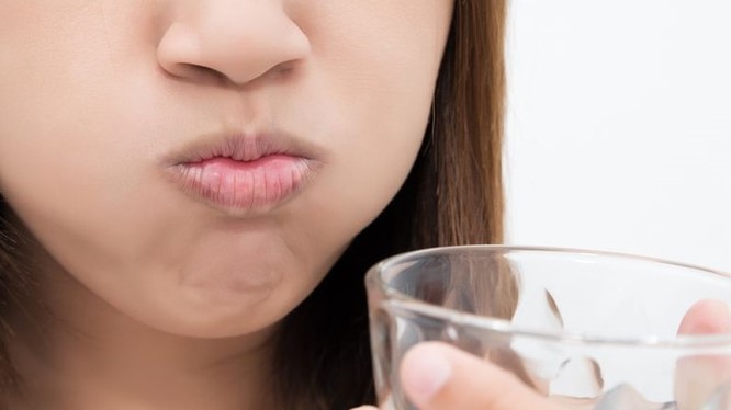 Những điều cần phải biết khi súc miệng bằng nước muối để chữa đau họng. Ảnh: Womenshealthmag
