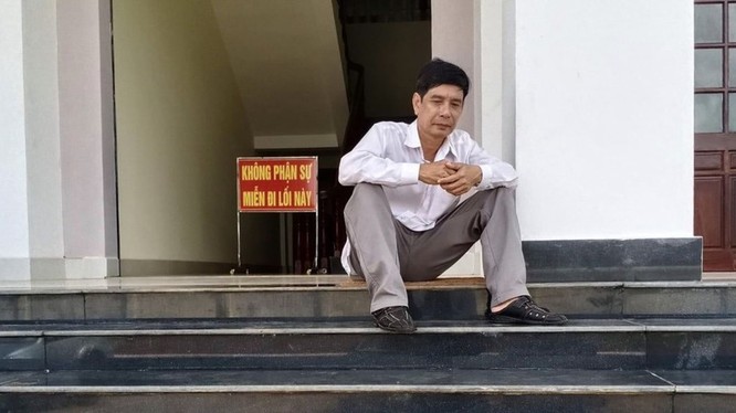 Ông Lương Hữu Phước trong lúc ngồi chờ tòa tuyên án. Ảnh: Pháp Luật TP.HCM