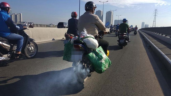 Khí thải từ xe máy là một trong những nguyên nhân gây ô nhiễm không khí. Ảnh: Thanh Niên