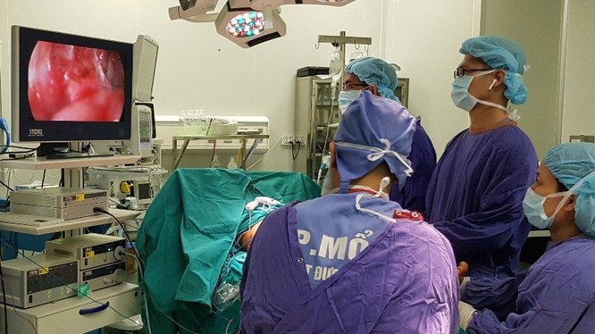 Một ca phẫu thuật nội soi với đầy đủ trang thiết bị hiện đại tại Trung tâm Phẫu thuật Tạo hình Thẩm mỹ (BV Hữu nghị Việt Đức). Ảnh: BVCC