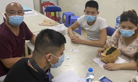 Một nhóm người Trung Quốc nhập cảnh trái phép vào Việt Nam. Ảnh: Công an TP.HCM