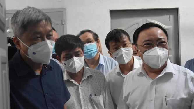Thứ trưởng Bộ Y tế cùng đoàn công tác của Bộ Y tế đến kiểm tra công tác phòng, chống dịch COVID-19 trên địa bàn tỉnh Đồng Nai. Ảnh: Khôi Nguyễn