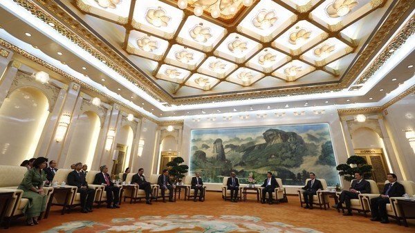 Chủ tịch Trung Quốc Tập Cận Bình (thứ tư từ phải sang) cùng các quan khách trong lễ ra mắt AIIB tại Đại lễ đường Nhân dân, Bắc Kinh. 