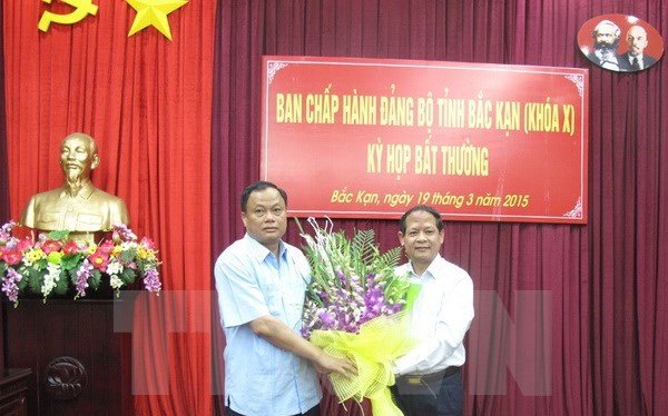 Ông Lý Thái Hải (bên phải) Chủ tịch UBND tỉnh chúc mừng ông Nguyễn Văn Du (bên trái