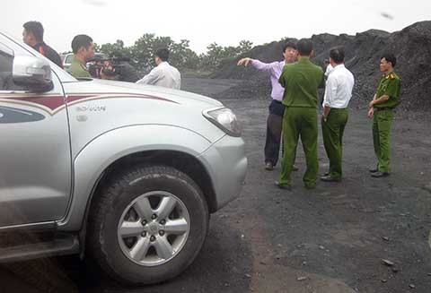Lực lượng chức năng Bộ Công an phối hợp với Công an tỉnh Quảng Ninh đang kiểm tra hành chính tại khai trường Công ty Than Hạ Long