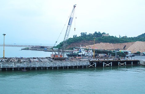 Khu vực cầu cảng Tiên Sa được xây mới. Dự kiến tháng 12/2015, Cảng Đà Nẵng sẽ khởi công mở rộng cảng Tiên Sa về phía bắc