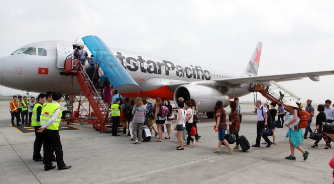 Những hành khách đi chuyến máy bay đầu tiên của JPA từ Hà Nội đến Bangkok