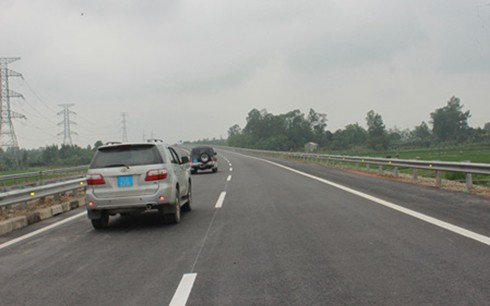 Một đoạn đường cao tốc Nội Bài - Lào Cai thuộc phạm vi các gói thầu do Tập đoàn POSCO E&C (Hàn Quốc) thi công.