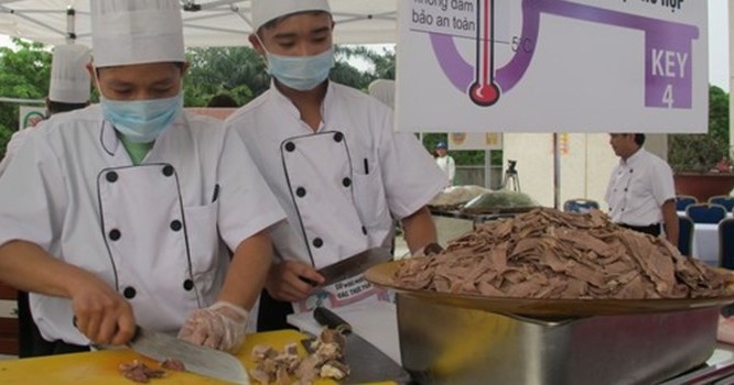 Các đầu bếp thực hành 5 bước để đảm bảo an toàn thực phẩm trong món phở tại lễ kỷ niệm Ngày sức khỏe thế giới 7/4