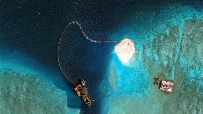 Ảnh vệ tinh cho thấy Trung Quốc xây đảo nhân tạo ở bãi Vành Khăn của Việt Nam Ảnh: CSIS