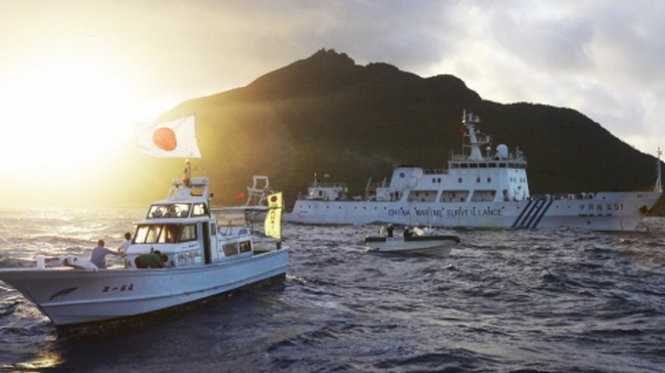 Tàu tuần tra Trung Quốc và tàu tuần duyên Nhật bản chạy gần nhau trong vùng biển tranh chấp gần quần đảo Điếu Ngư/Senkaku - Ảnh: Reuters