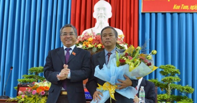 Ông Nguyễn Văn Hùng, tân Chủ tịch UBND tỉnh Kon Tum (trái) và ông Đào Xuân Quí, tân Chủ tịch UBND tỉnh Kon Tum (phải)