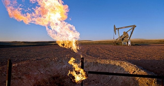 Giá dầu thô lần đầu vượt mức 65 USD kể từ đầu năm
