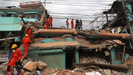 Thủ đô Kathmandu của Nepal tan hoang sau động đất (Ảnh: AP)