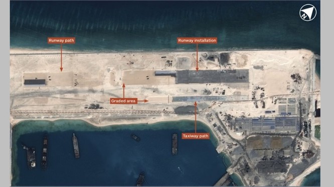 Hình ảnh vệ tinh cho thấy Trung Quốc đang gấp rút xây dựng đường băng trên đá Chữ Thập