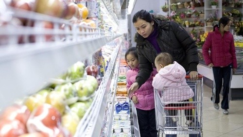 Mô hình bán lẻ hiện đại mới đóng góp 20% - 25% tiêu dùng tại Việt Nam. Ảnh: Bloomberg