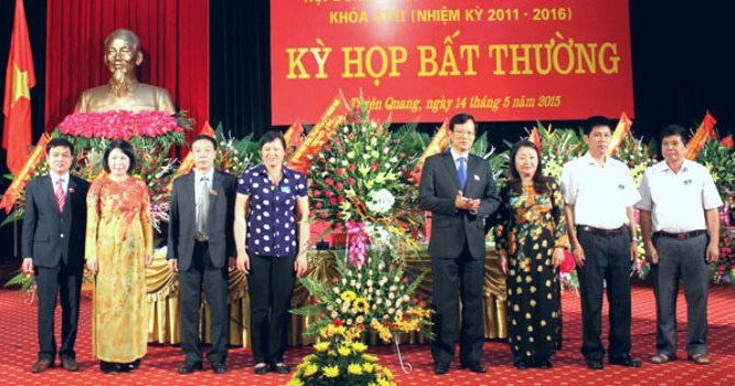 Ông Phạm Minh Huấn (thứ 4 từ phải sang), tân Chủ tịch UBND tỉnh Tuyên Qang. Ảnh: tuyenquang.gov.vn